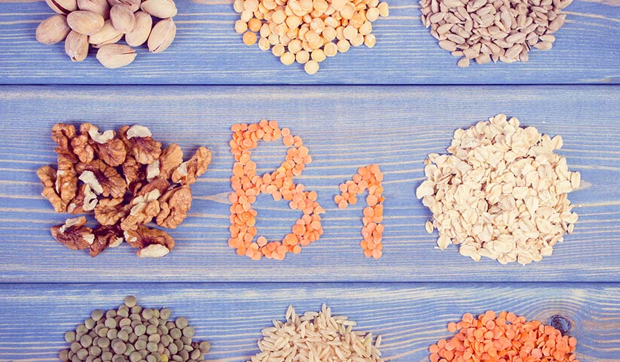 Laut Allgemeinmedizinern Britta Knoll, Präsidentin der Deutschen Gesellschaft für Mesotherapie, soll Vitamin B1 gegen Mücken helfen*. Dazu wird im Zuge der Mesotherapie eine Vitamin-B1-Lösung zusammen mit einem Mittel zur lokalen Betäubung in die Haut gespritzt. Dies führe zu einer für Mücken jedoch unattraktiven Geruchsveränderung der Haut. Wissenschaftliche Studien gibt es dazu allerdings nicht.